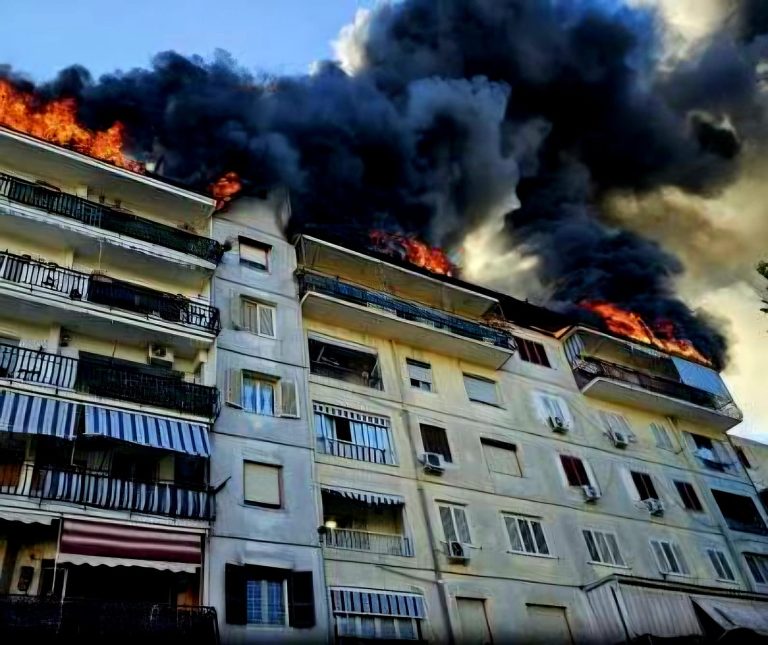 Fiamme e terrore nel rione 219 a Melito: palazzo a fuoco. Evacuati d'urgenza gli alunni di una scuola