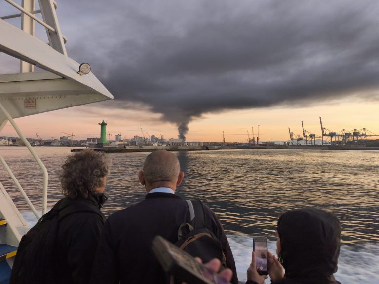 Incendio a Napoli in via Brin 28, tra Gianturco e Sant'Erasmo: l'enorme nube di fumo è visibile anche dal mare