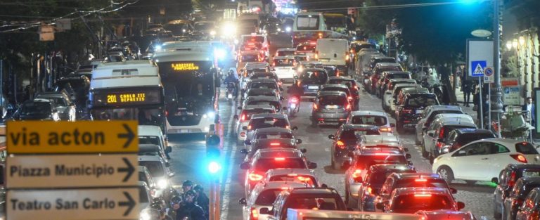 Scattato il piano per contenere lo smog a Napoli. Penalizzati i pendolari provenienti dalla provincia (immagine di repertorio)
