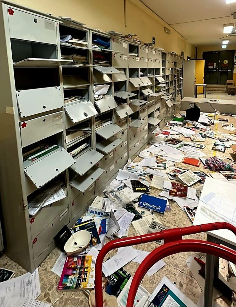 Devastato nella notte il liceo Mazzini a Napoli: a soqquadro l’archivio dei registri dei docenti