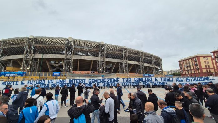 Lo striscione del tifo organizzato del Napoli (Videoinformazioni.com)