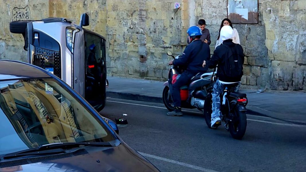 Napoli, corso Vittorio Emanuele diventa un incubo per gli automobilisti: 3 ribaltamenti in 10 giorni. Giovedì manifestazione dei residenti