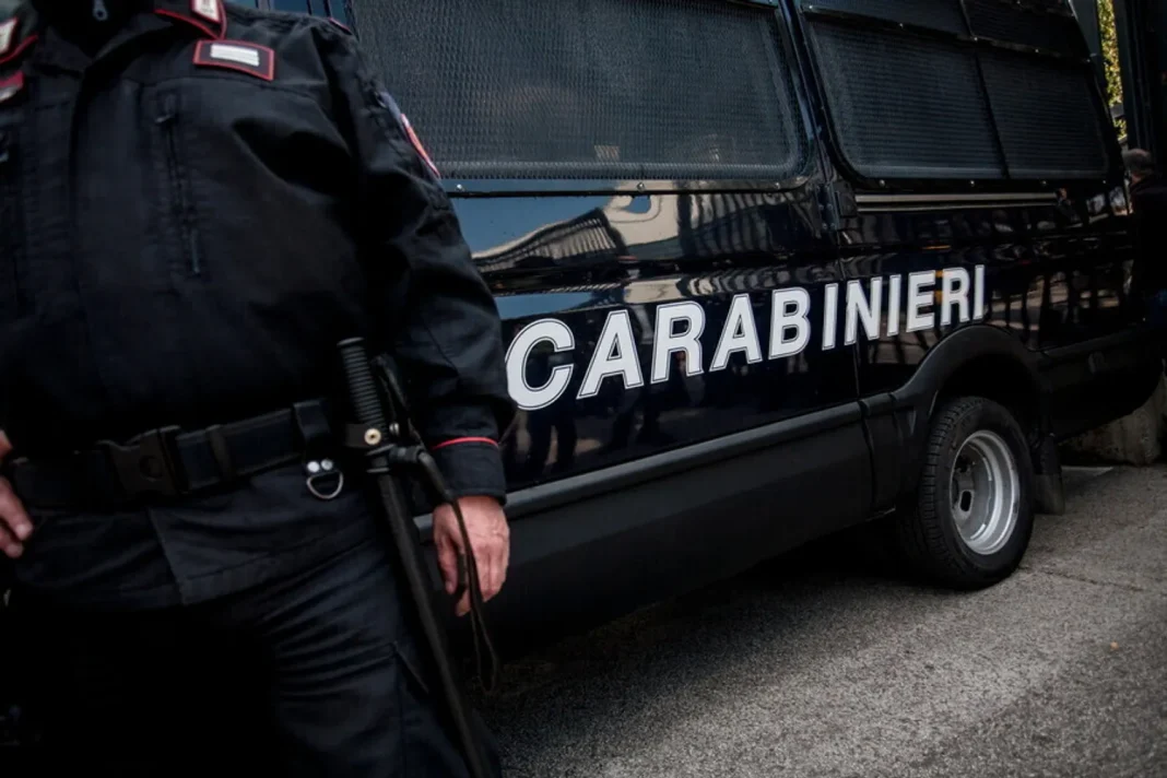 Perdona il marito violento che era finito in carcere; ma lui la massacra di botte dinanzi ai figli minori. Arrestato