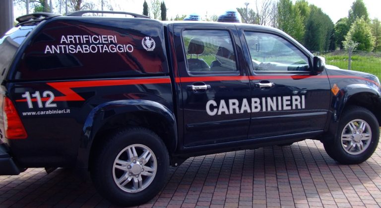 Scontro tra due auto: in una trovati tre ordigni. Era guidata da un militare. Arrestato