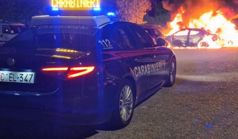 La loro storia finisce. Lui non ci sta. Le incendia l'auto e vuole bruciarle casa. Arrestato