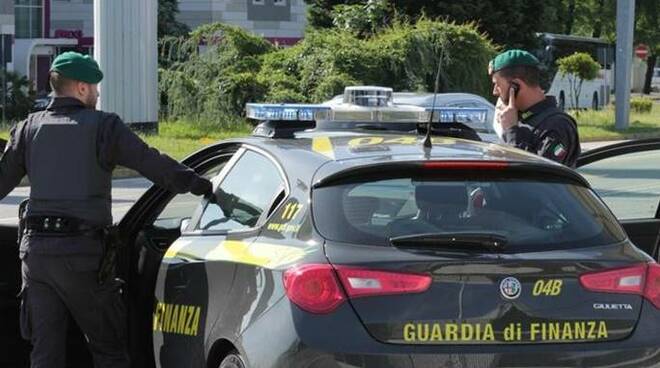 Maxi frode nel mercato del pesce tra Italia, Svezia, Spagna e Grecia. La guardia di finanza scopre un sistema di fatture false per 87 milioni di euro e sequestra beni per circa 18 milioni di euro.