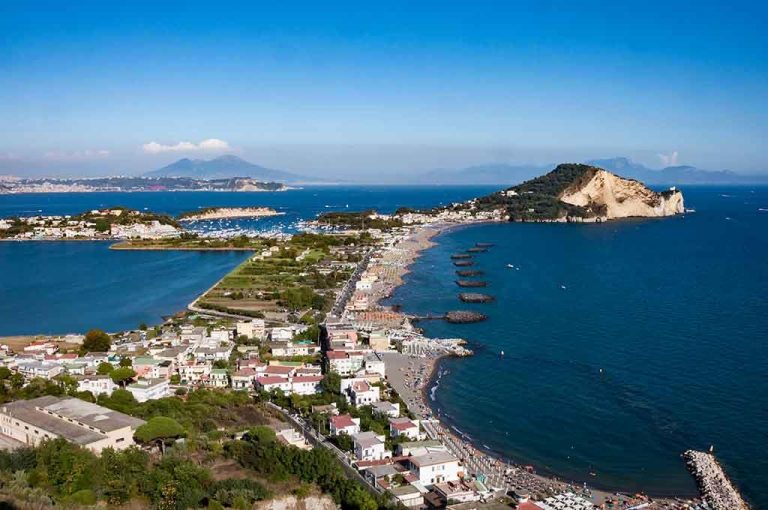 Spiagge libere a Bacoli, il Consiglio di Stato dà ragione al Comune. Via ai bandi per il 2027. Il 90% della costa sarà gratuita