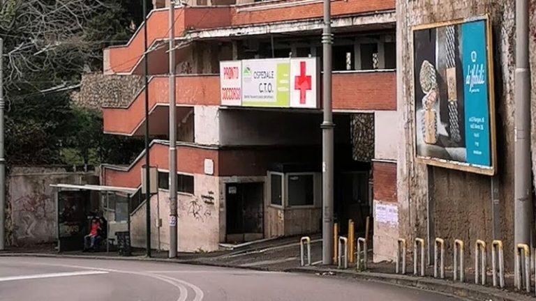 Giovane pestato e accoltellato a Secondigliano: è gravissimo. E' stato lasciato dinanzi al pronto soccorso del CTO