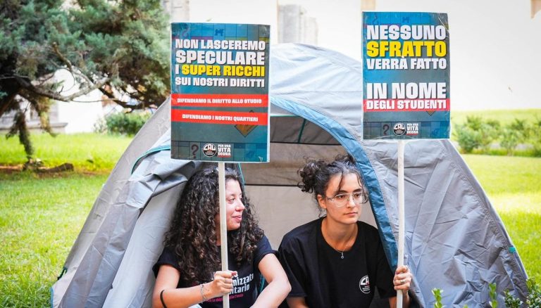 Gli studenti si accampano a piazza Municipio a Napoli al grido di "sfrattiamo i super ricchi". Fermento per lo sciopero generale di venerdì