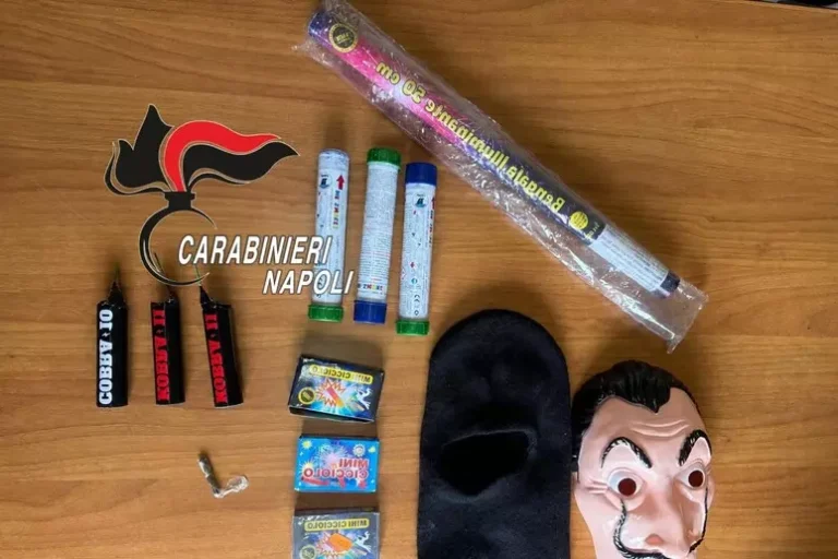 Cortei studenteschi a Pomigliano e Marigliano. Sequestrati: passamontagna, maschera, martello e petardi pericolosi. Denunciati 4 giovanissimi