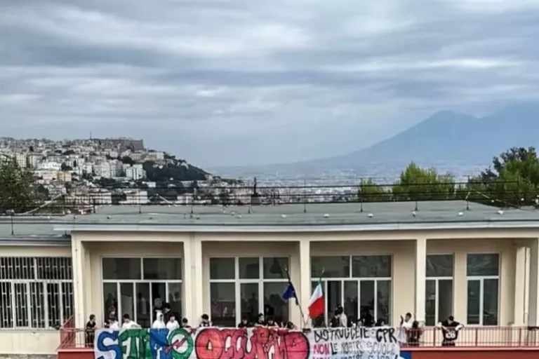 Occupato il liceo Tito Lucrezio Caro a Napoli. Gli studenti: no, al Cpr di Castelvolturno. S'investa di più per gli edifici scolastici