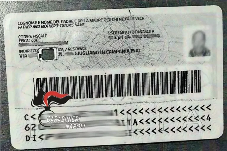 Fermato a Varcaturo, guidava senza patente e assicurazione. Mostra un documento falso e nel baule dell’auto c’erano rifiuti pericolosi