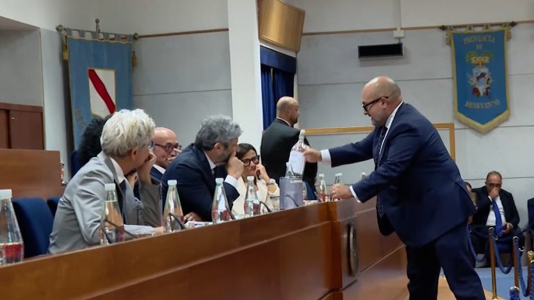 Fiume Sarno, seduta in consiglio regionale: Sangiuliano regala Fico bottiglia con acqua del fiume