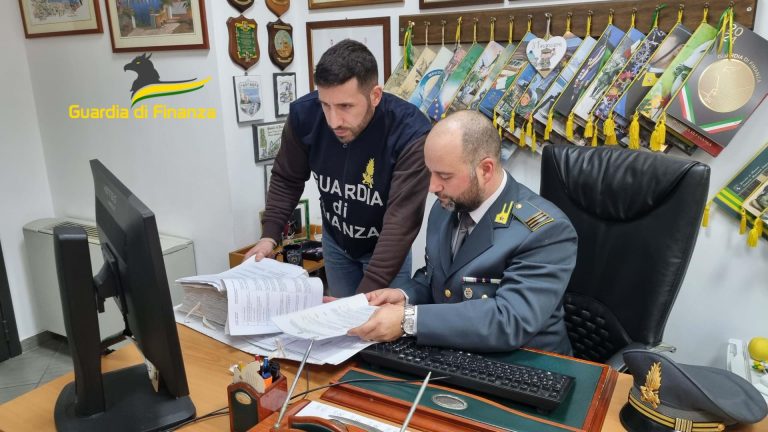 Cancelleria sotto costo grazie a fatture false: sequestro record della finanza da 12,6 milioni nel napoletano