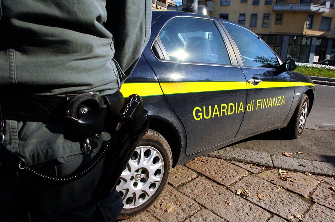 Dirottava fondi pubblici sul proprio conto corrente. Sospeso dirigente comunale nel nolano (immagine di repertorio)