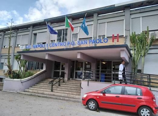 Un giovane arriva al pronto soccorso ferito da un colpo di pistola. Col volto tumefatto dichiara: ho subito un tentativo di rapina a Coroglio