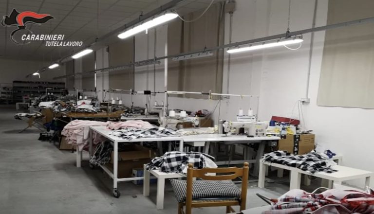 Caporalato e lavoro nero nei laboratori tessili: sequestri dei carabinieri ad Angri e San Giuseppe Vesuviano
