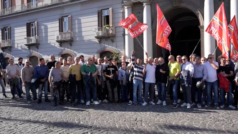 Lavoro, presidio dei dipendenti della PPG di Caivano fuori la prefettura
