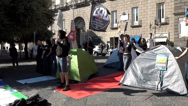 “Sfrattiamo sindaco Manfredi”, studenti con tende contro caro affitti