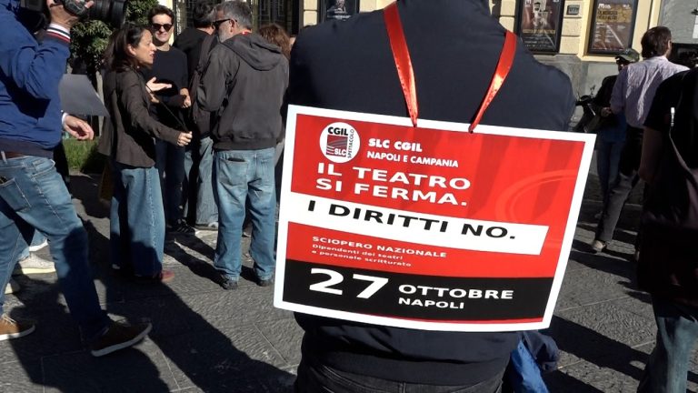 Teatri chiusi per lo sciopero nazionale, a Napoli sit in al “Mercadante”