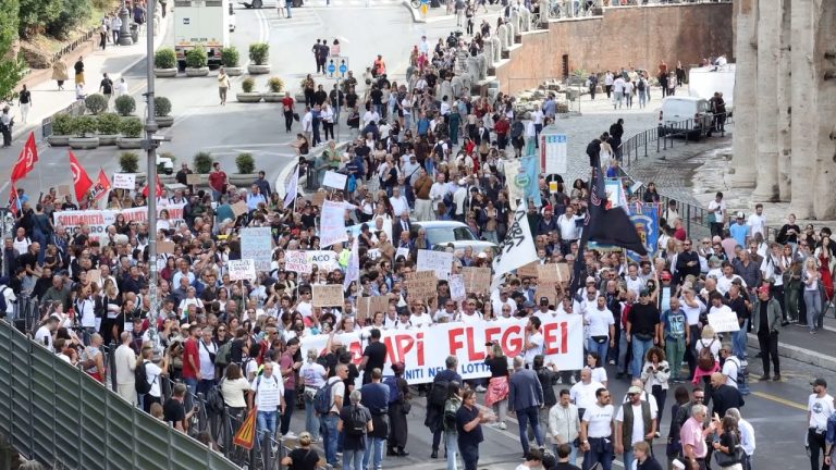 Campi flegrei, la protesta degli sfollati sbarca a Roma