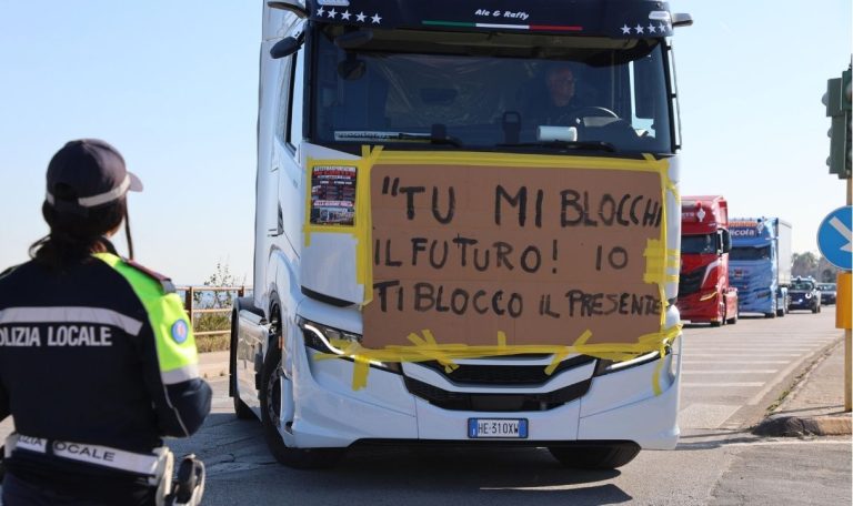 Caro vita, continua la protesta dei camionisti: assediato il porto di Napoli. Traffico in tilt per l'ingresso in città dai raccordi autostradali
