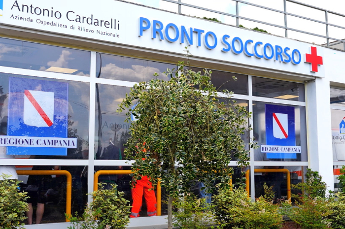 Caos e botte al pronto soccorso del Cardarelli: infermiere e vigilante feriti dai familiari di un ricoverato. Il prefetto: tolleranza zero