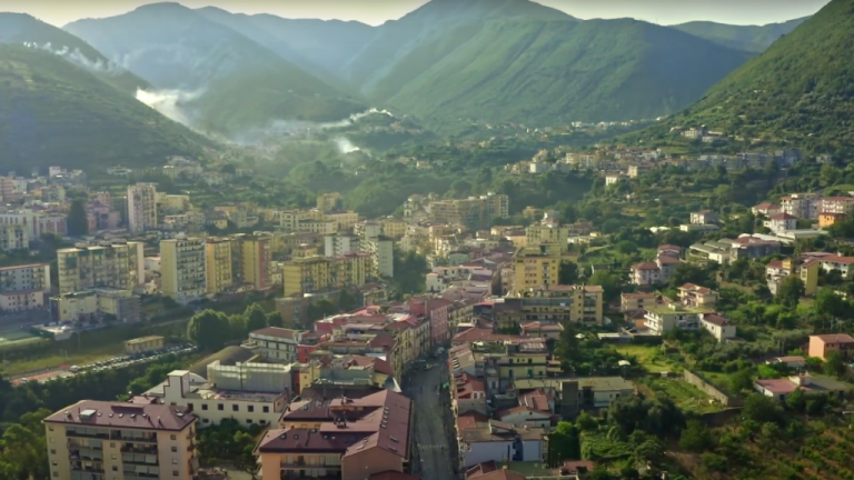 Monti Lattari: i carabinieri scoprono kalashnikov, proiettili e 74 chili di droga interrati in bidoni nel territorio di Gragnano