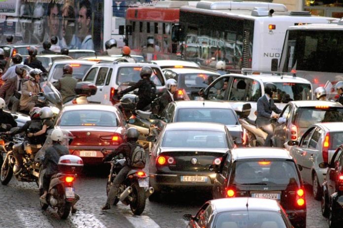 Da lunedì il piano del Comune di Napoli per contenere lo smog: stop per migliaia di veicoli. Ci saranno disagi per chi viene dalla provincia